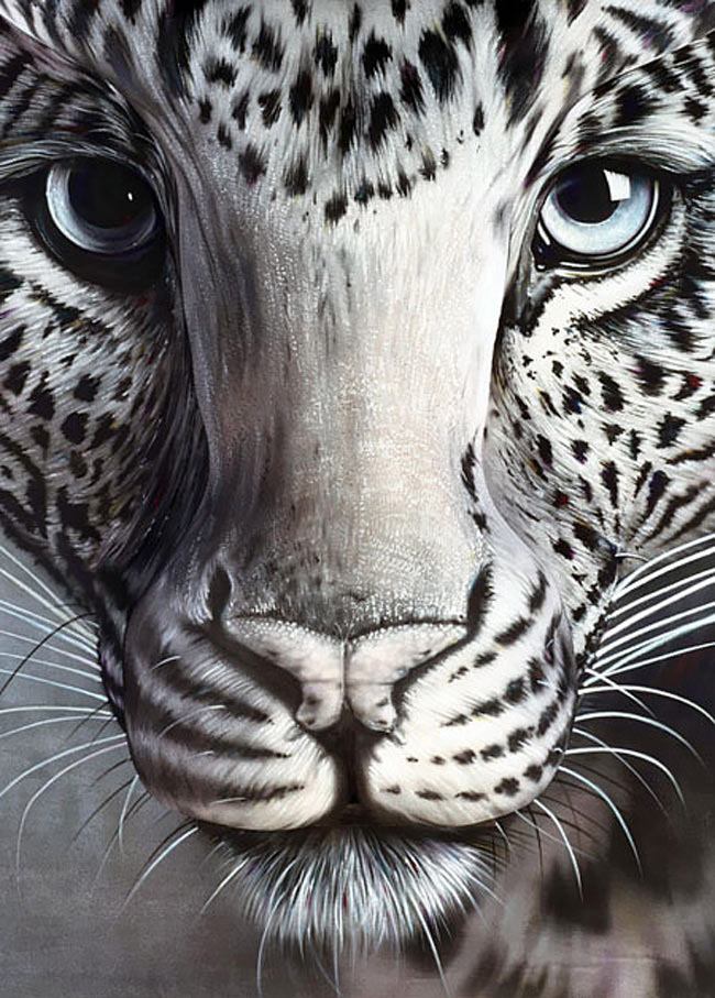 Khuôn mặt hổ 3D với màu sơn đen trắng càng trở nên thật đến từng milimet.